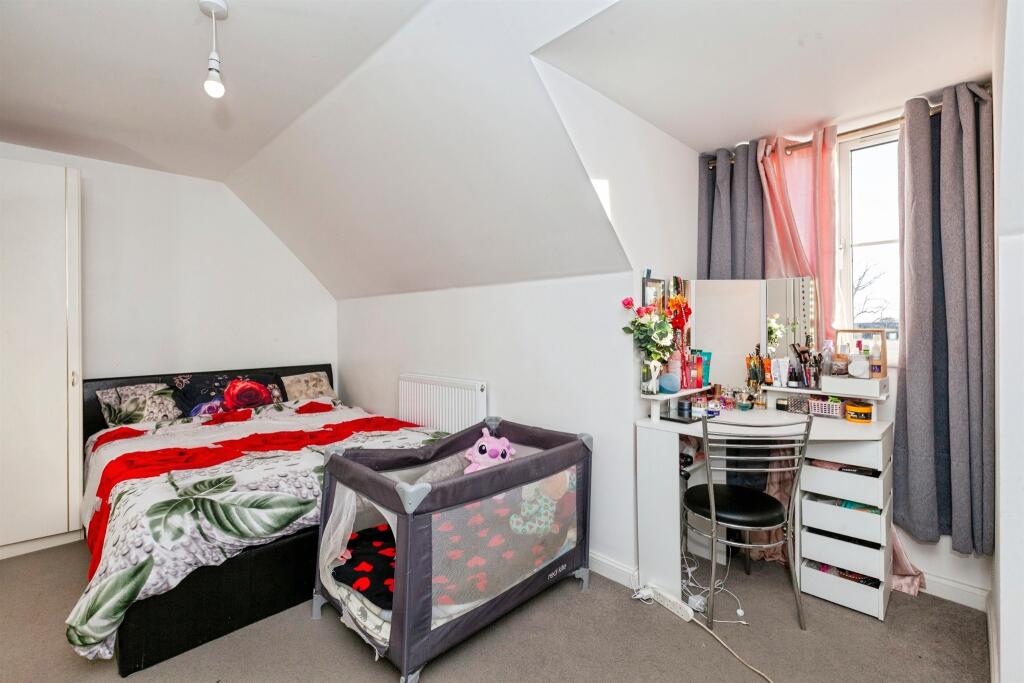 Apartment in Slough - More