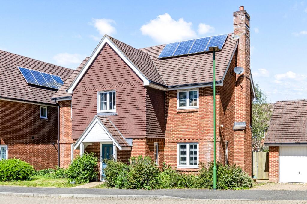 4-bed detached on Field End, Billingshurst, RH14, £600,000