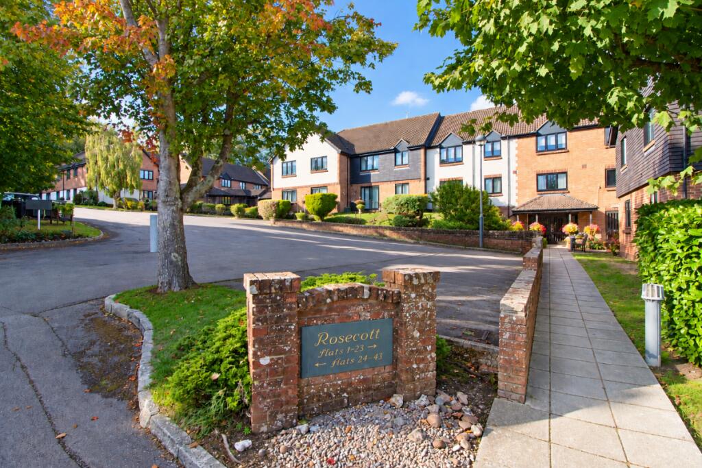 1-bed flat on Rosecott, Havant Road, Horndean, PO8 0XA, £100,000