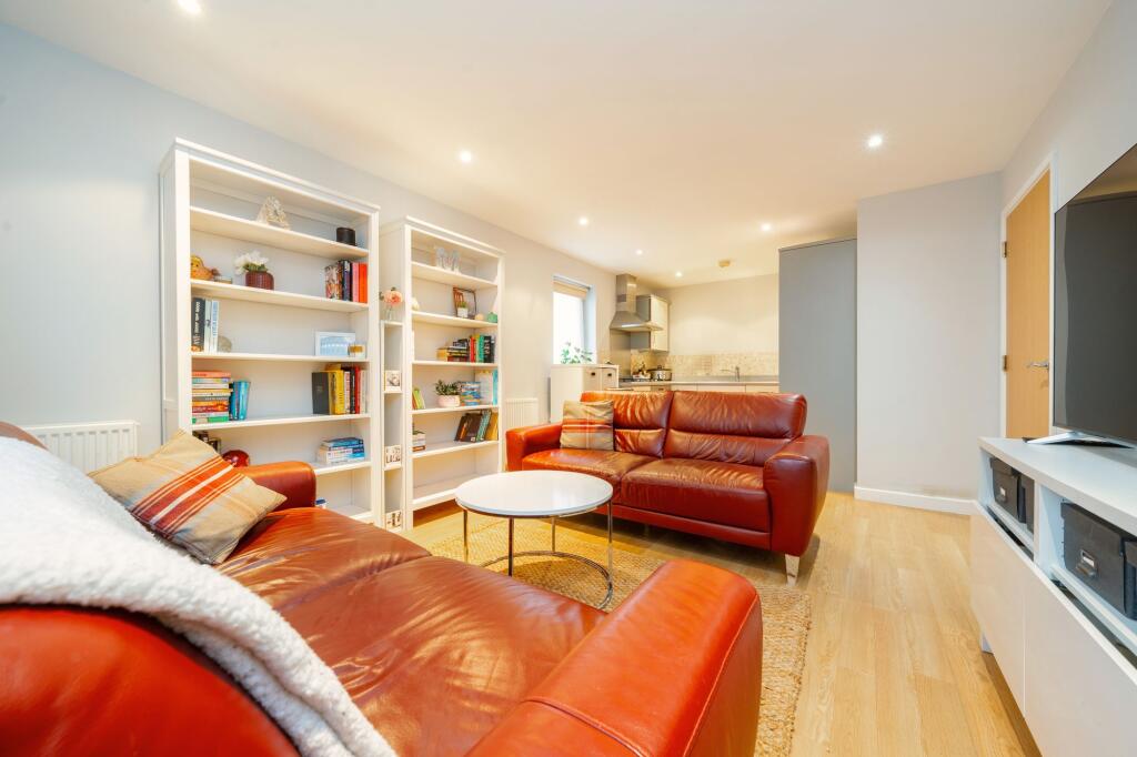 2-bed apartment on Academy Place, Isleworth, TW7, £375,000