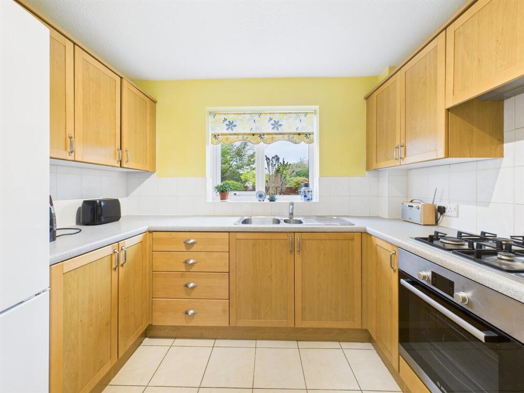 Godwins Close, Atworth, Melksham photo 4