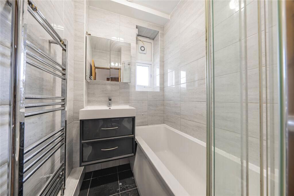 Apartment in New Malden, West Barnes - View 4