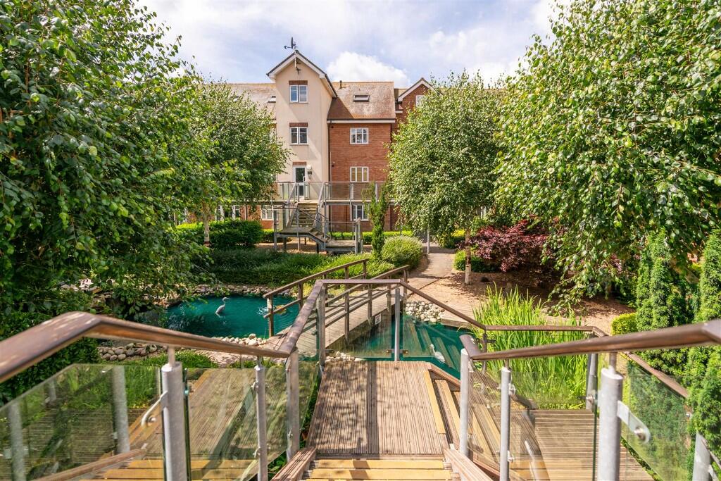 Apartment in Reigate and Banstead, Horley - More