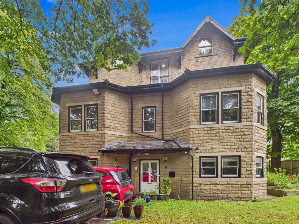 2-bed flat on Park Road, Buxton, £225,000