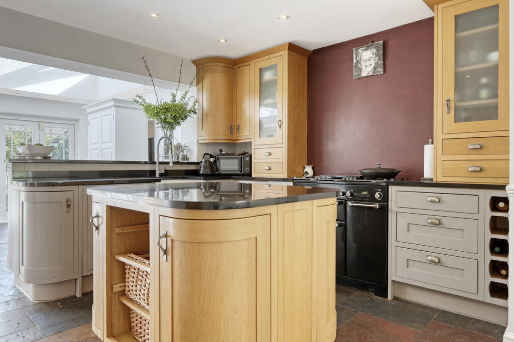 House in Chelmsford, Chancellor Park, Chelmer - View 4