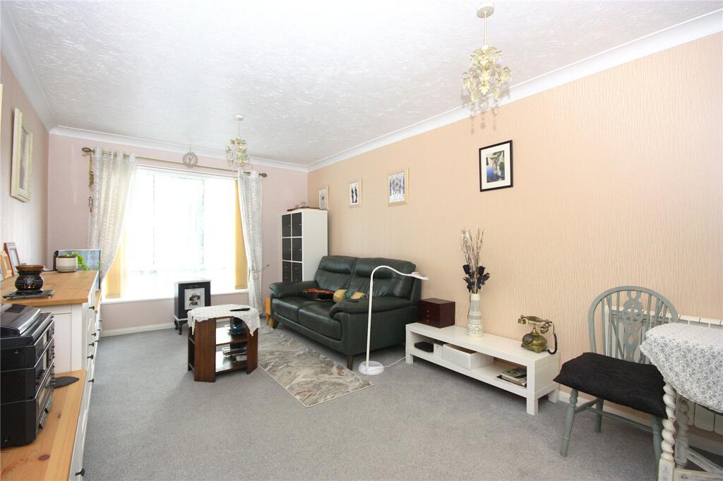 Holman Close, Waterlooville, Hampshire, PO8 photo 2