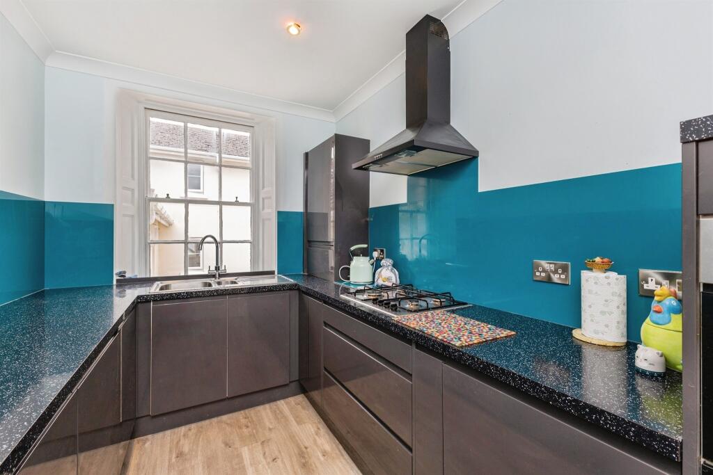 Apartment in Torquay, Torbay - More