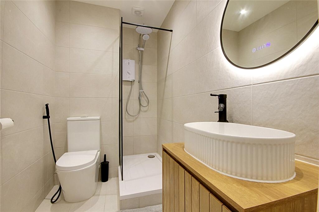 Apartment in Enfield, Enfield Island Village, London Borough of Enfield - View 5