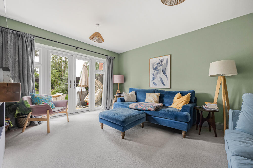 4 Chiltern Gardens, Woodcote - View 2