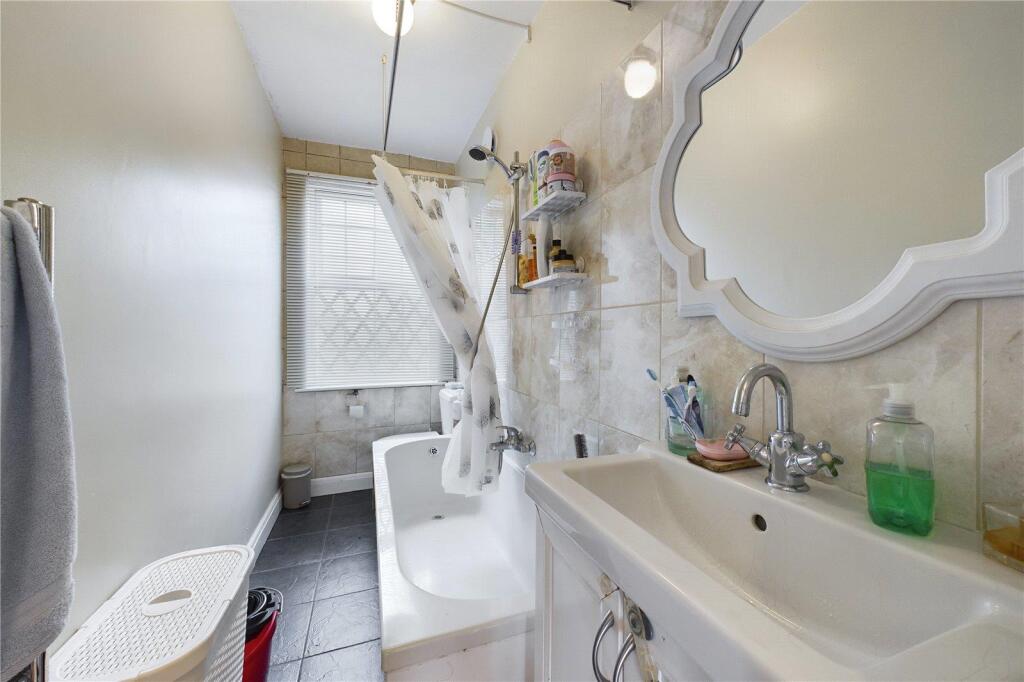 Apartment in Redhill - View 5