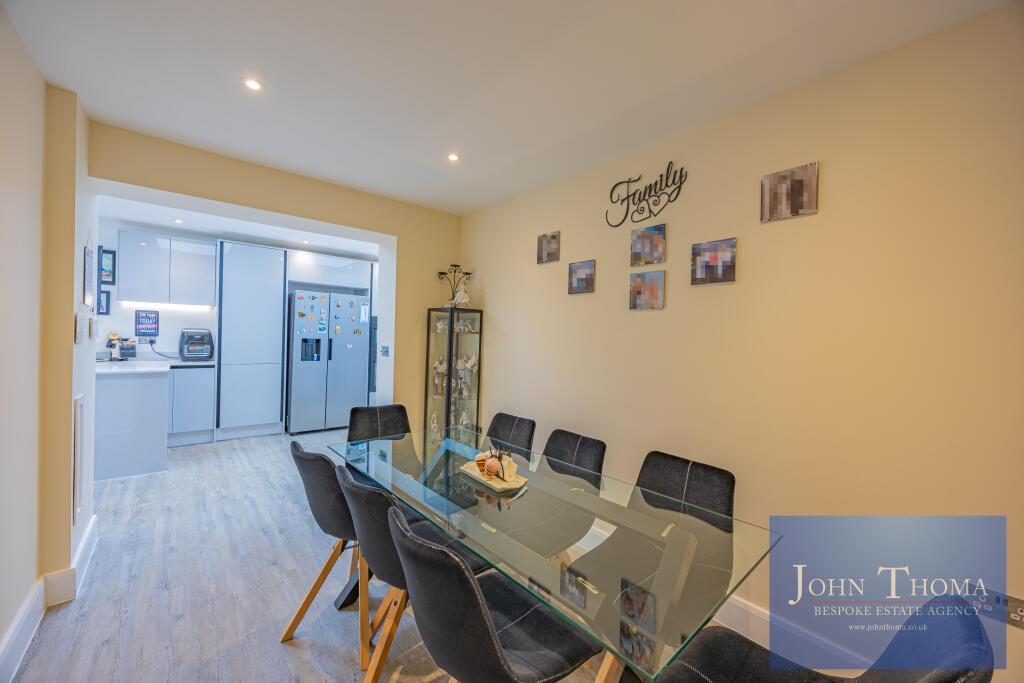 House in Epping Forest, Chigwell - More