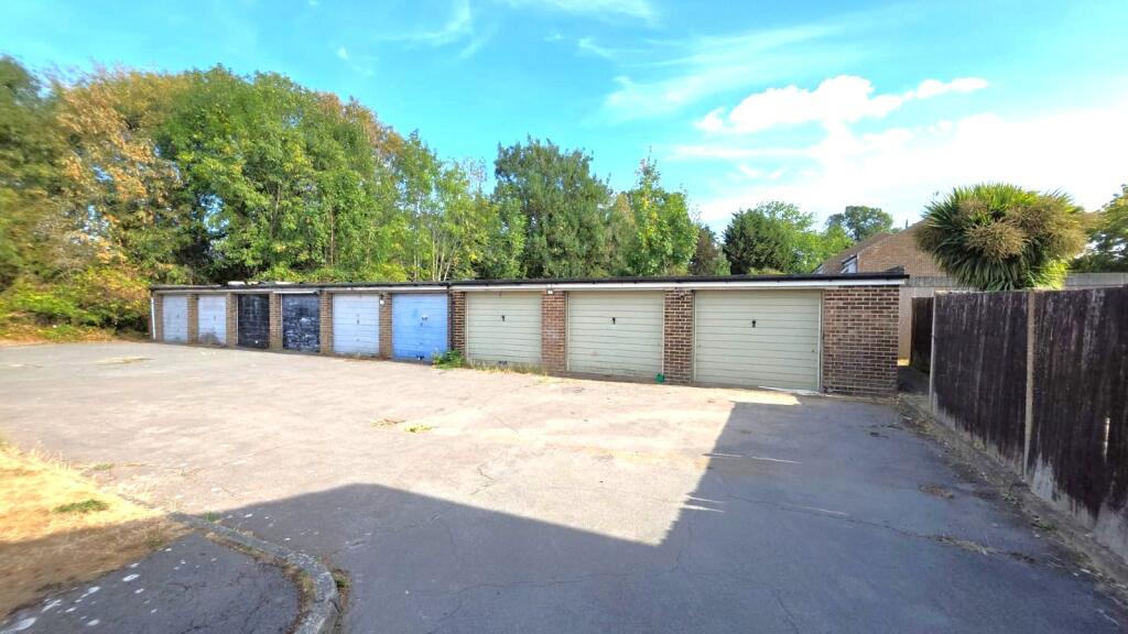 House in Reigate and Banstead, Meath Green, Horley - View 5