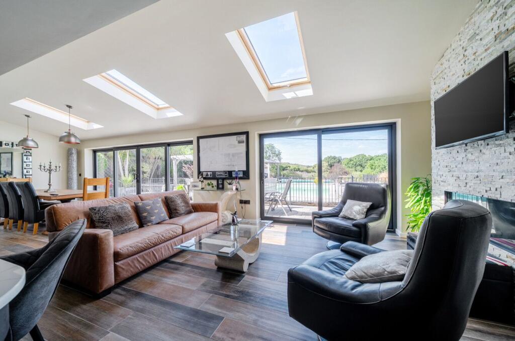 House in Holt Wood, Chalbury - View 5