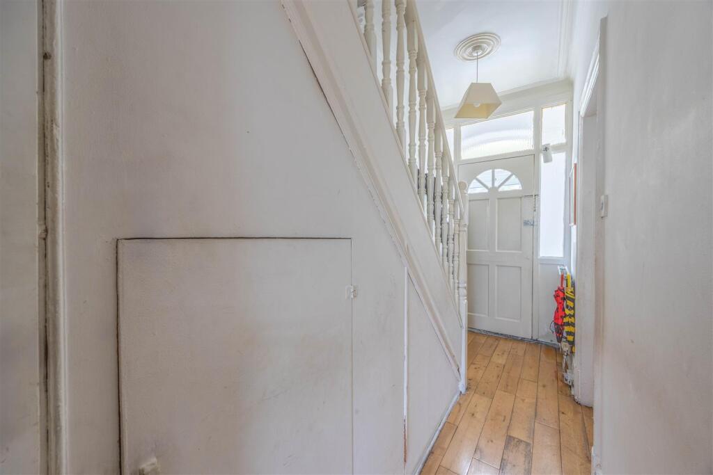 HILDAVILLE DRIVE, Westcliff-On-Sea photo 4