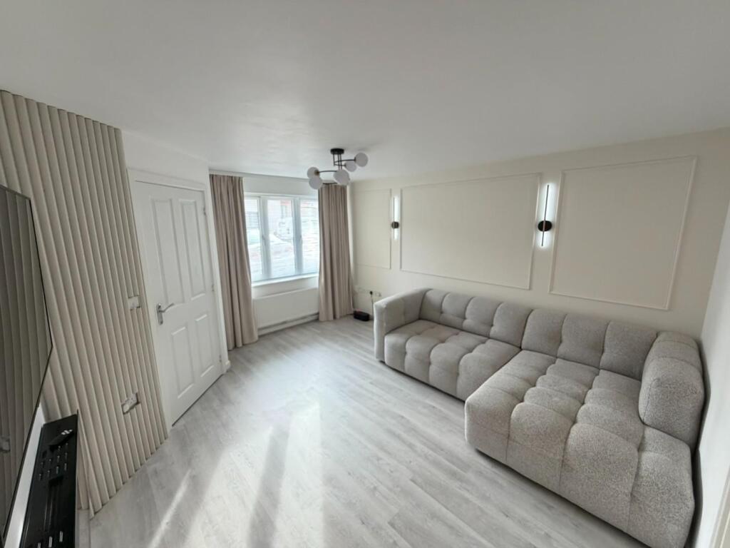 House in Upton, Marina Park - More