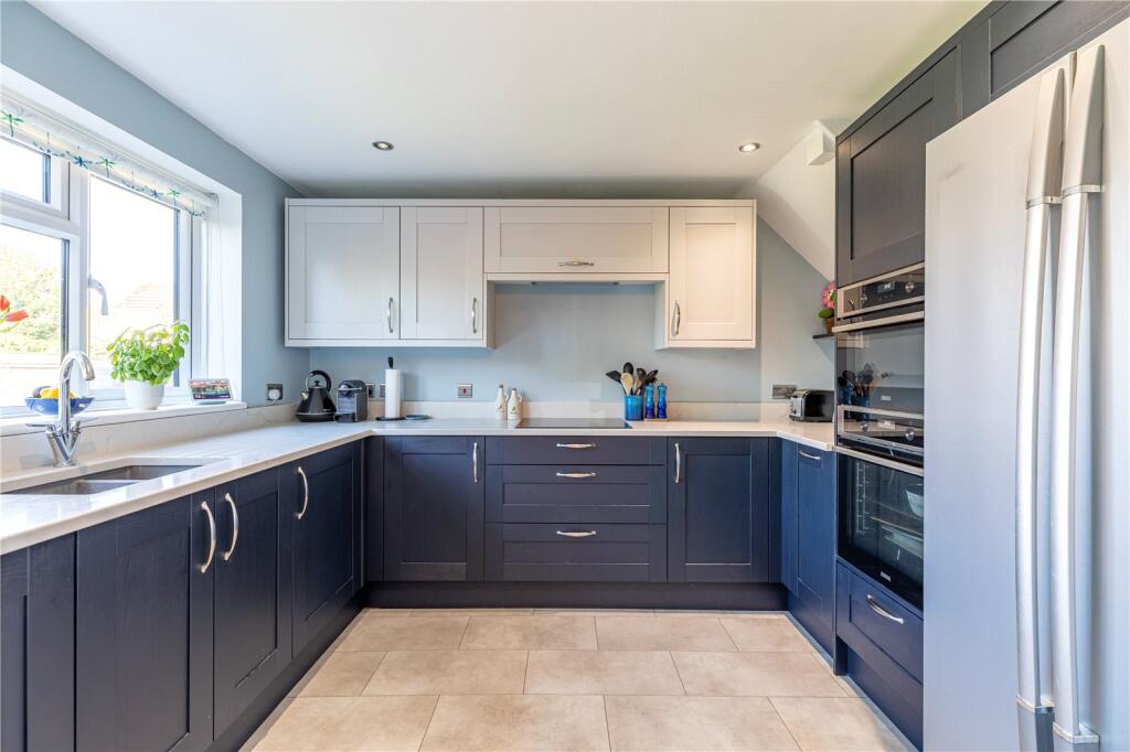 Greenham Road, Newbury, Berkshire, RG14 photo 4