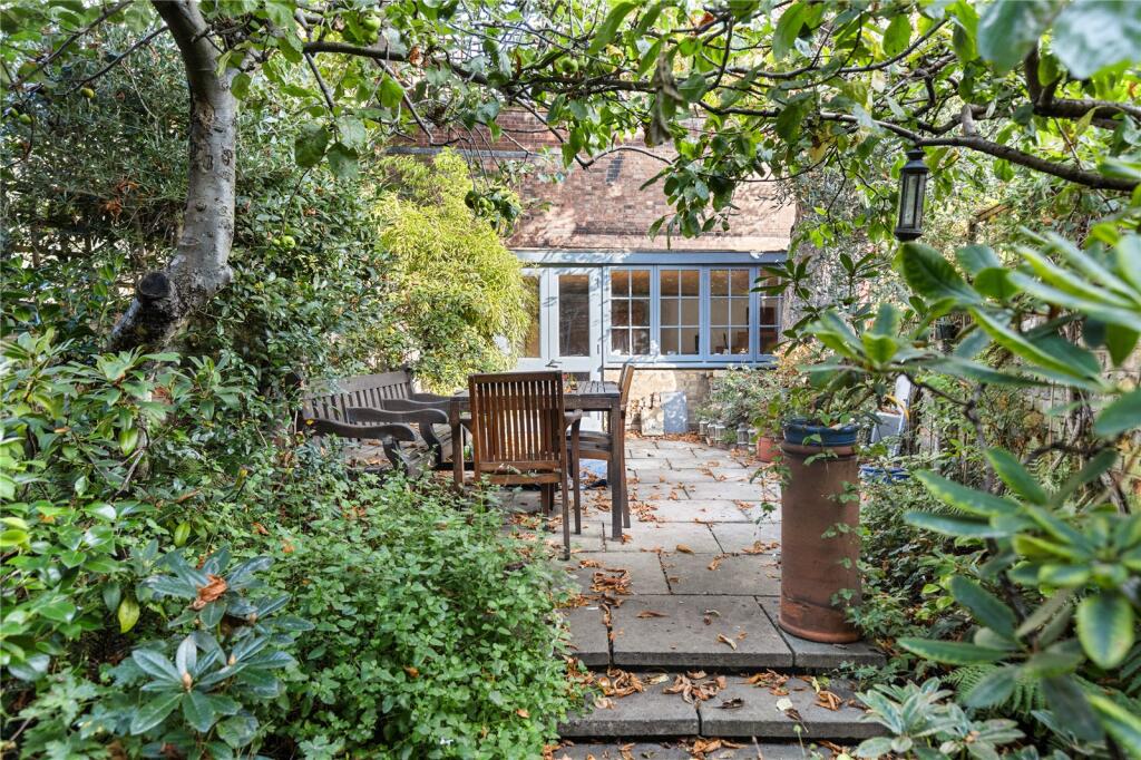 Gibson Square, Barnsbury, London, N1 photo 3