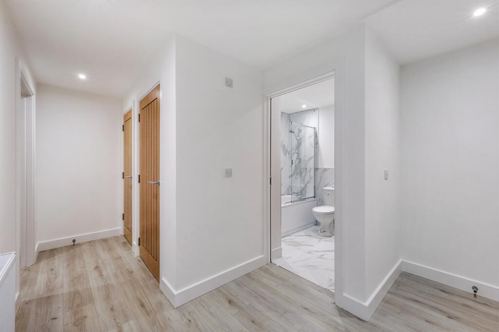 2-bed flat on Kingswood Way, South Croydon, £350,000