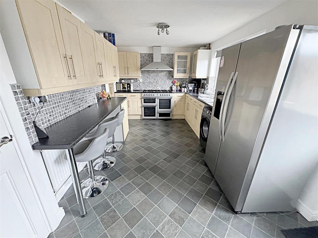 Walnut Crescent, Cleethorpes, N.E. Lincs, DN35 0RD photo 2