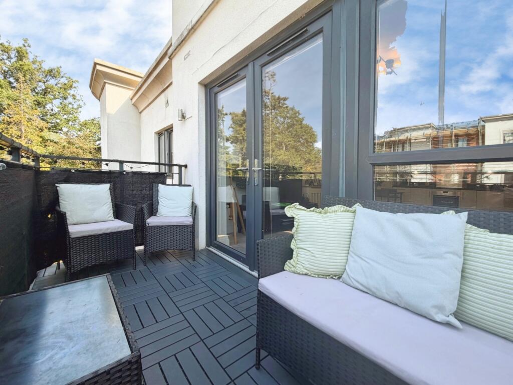 Apartment in Binfield, Bracknell Forest - View 2