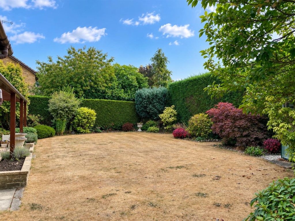 House in Mole Valley, Fetcham - More