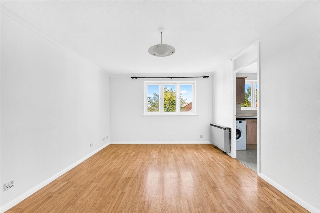 Apartment in Romford - View 2
