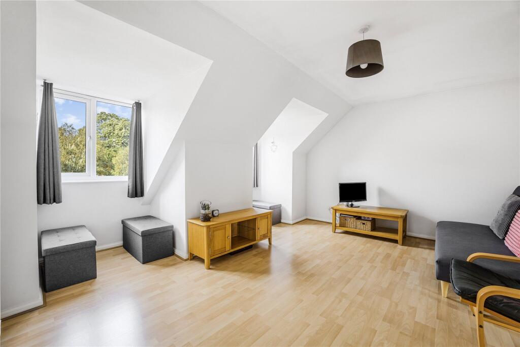 Apartment in Woking, Knaphill - View 3