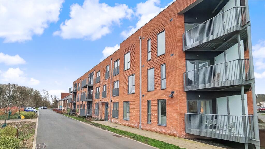 2-bed flat on Roberts Drive, Graven Hill, Bicester, £290,000