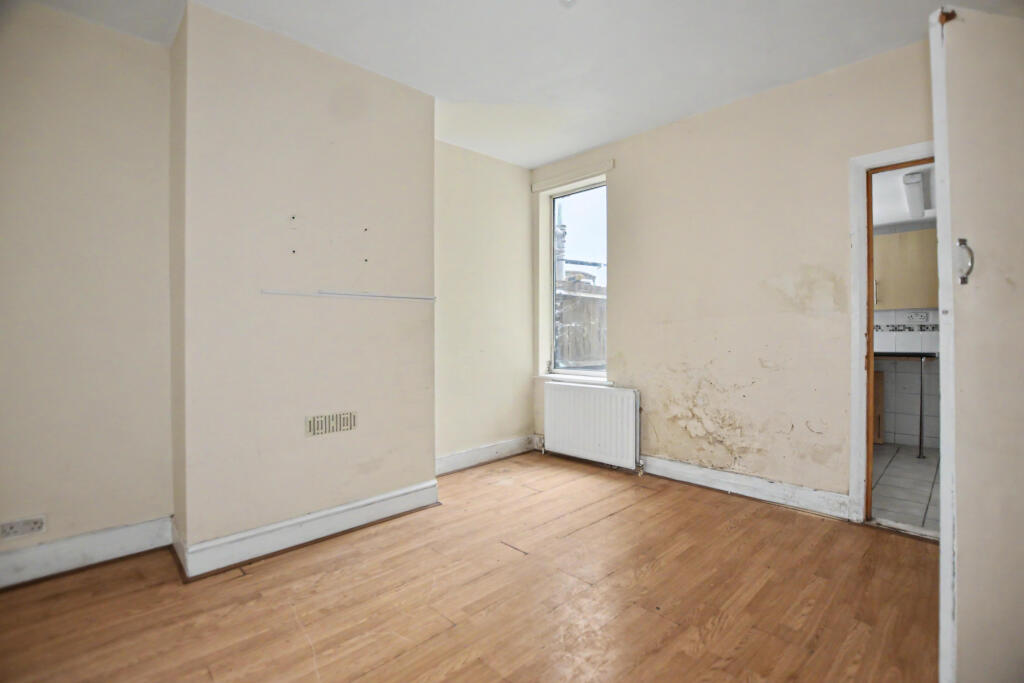 House in Dartford - More
