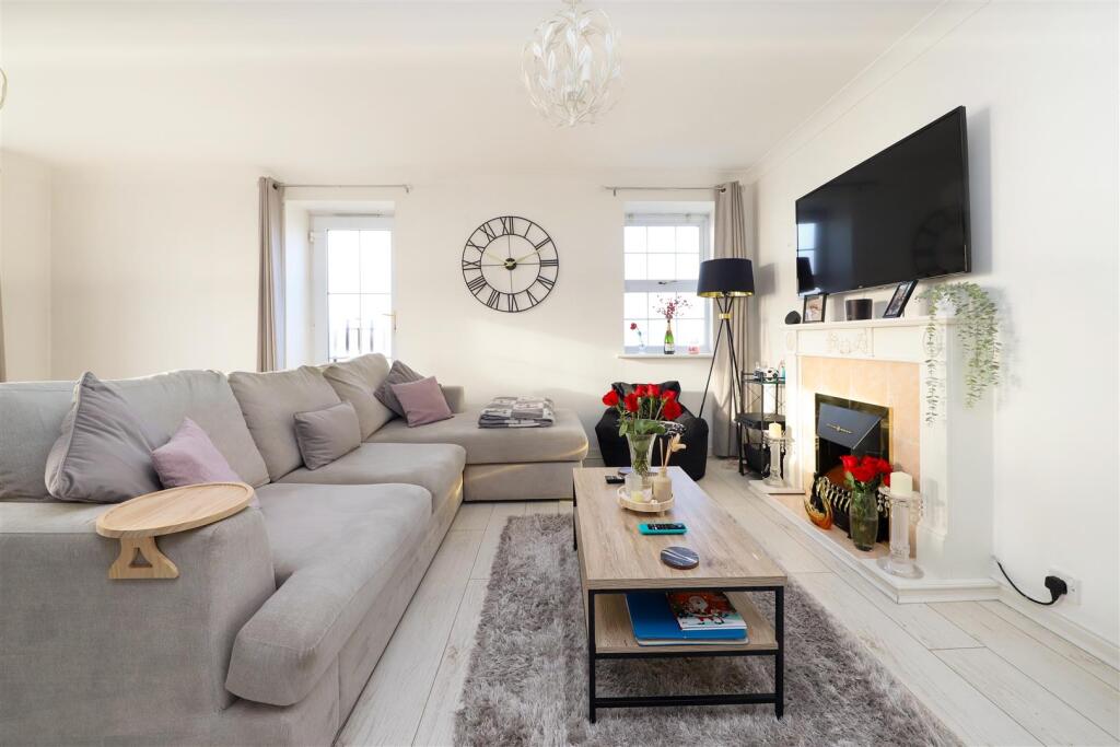 Pembroke Road, Ruislip – další