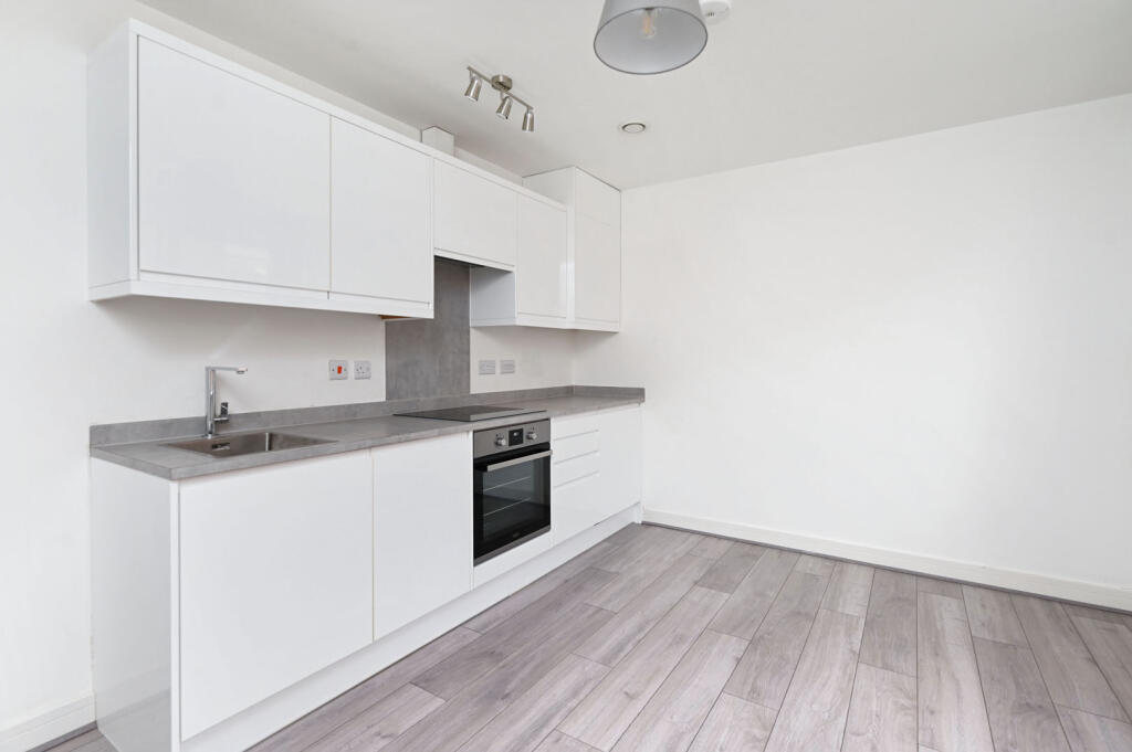 Apartment in Basingstoke and Deane, Kings Furlong - View 4