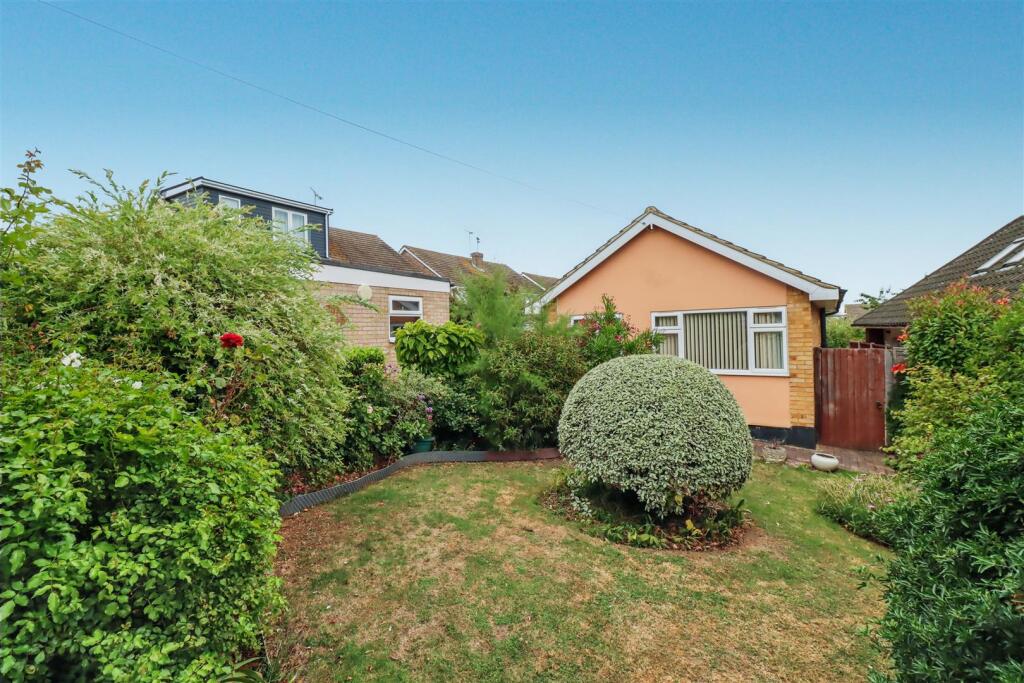 2-bed detached on Alma Close, Wickford, £350,000
