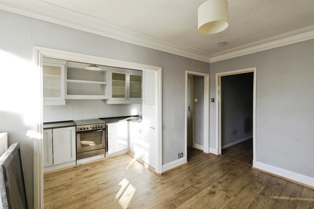 Apartment in Harrogate, Woodfield - More