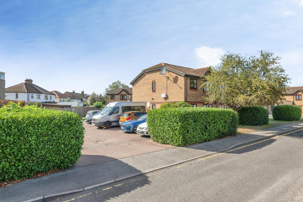 Apartment in Romford - More