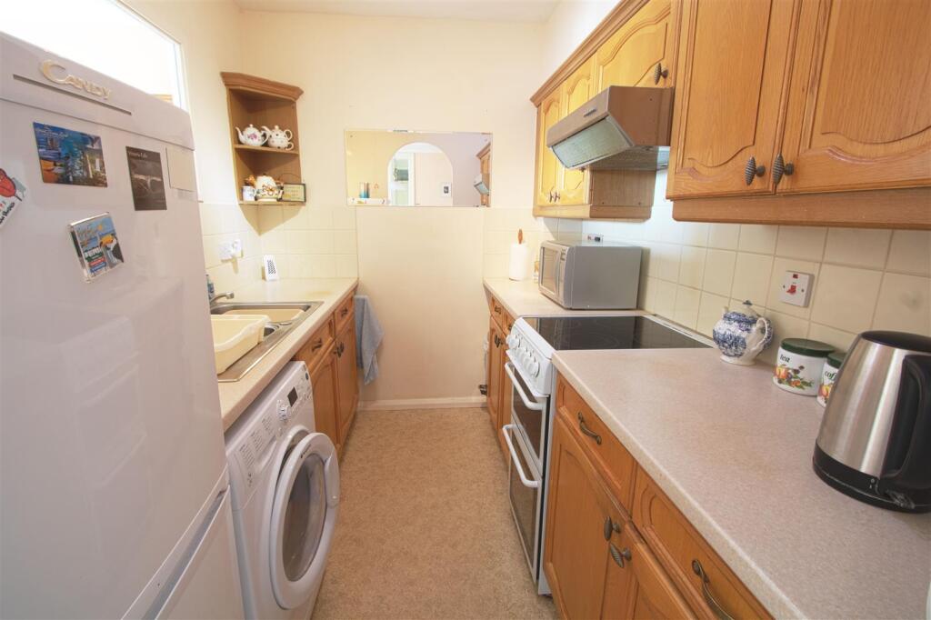 Apartment in Basildon, Billericay - View 3