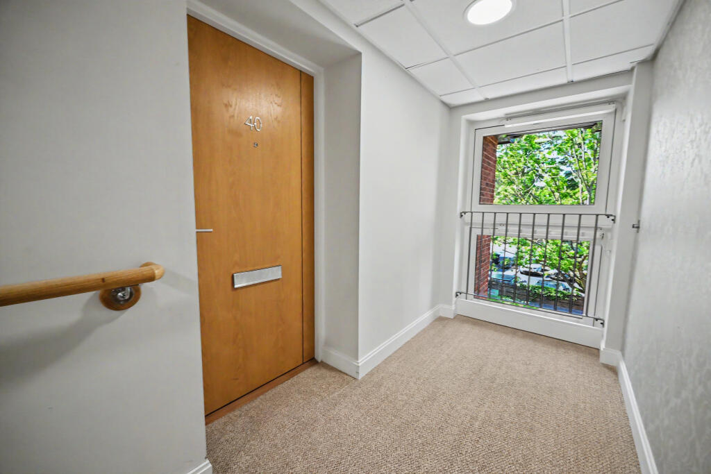 Apartment in Wolverhampton, Tettenhall - View 5