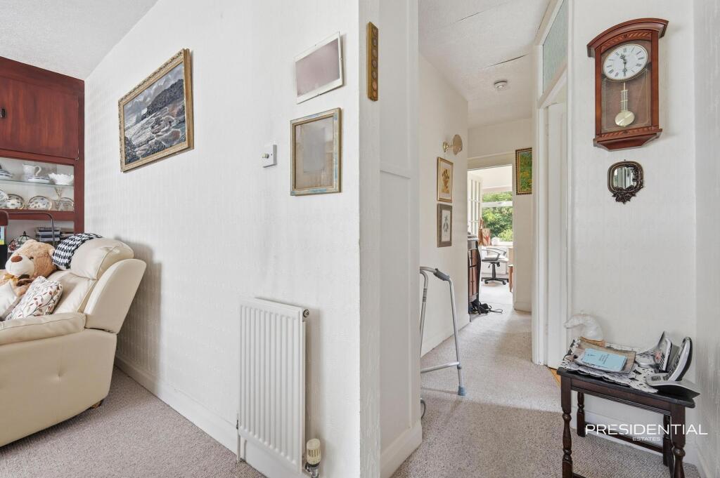 Apartment in Ilford, Clayhall - View 3