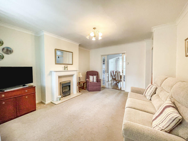 Barton Drive, Hedge End, SO30 photo 2