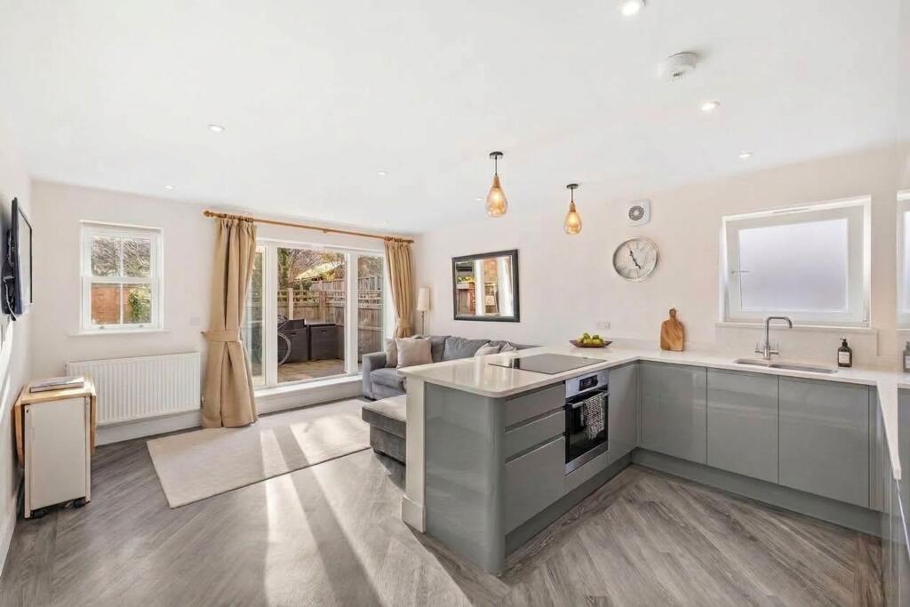 Apartment in Reigate and Banstead, Nork - View 2
