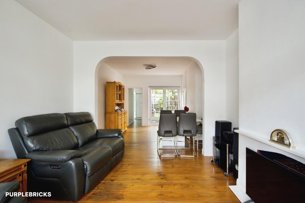 House in Waltham Cross - More