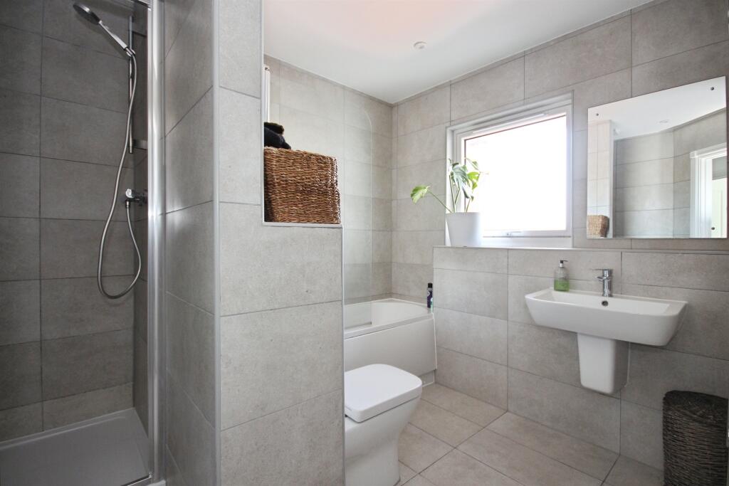 Apartment in Warwick - View 3