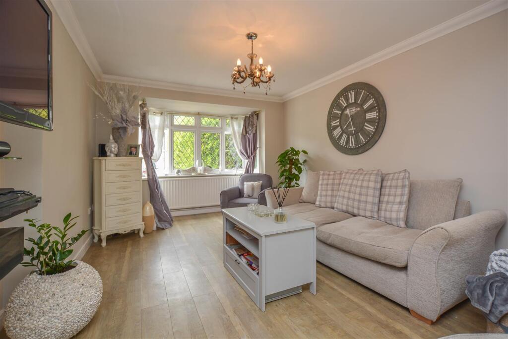 Victors Crescent, Hutton, Brentwood photo 3