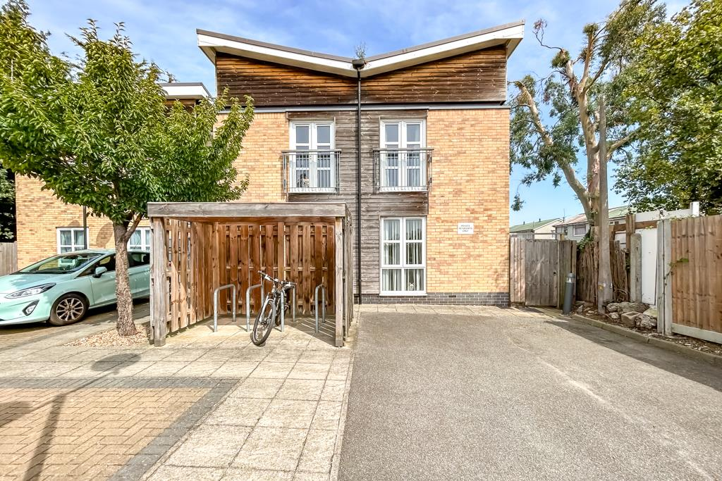 1-bed flat on Lornes Close, Southend-on-Sea, £65,000