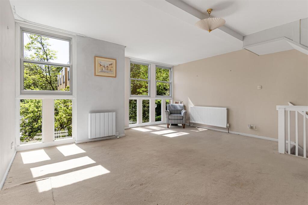House in Cambridge, Highsett, Petersfield - More