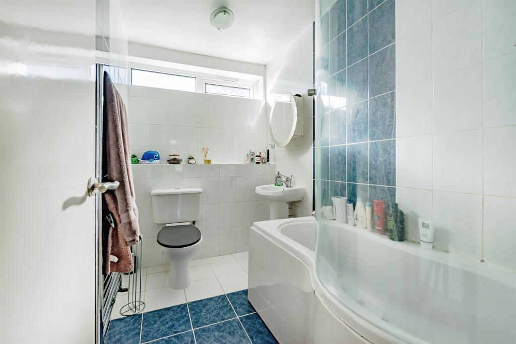 Apartment in Crawley, West Sussex - View 4