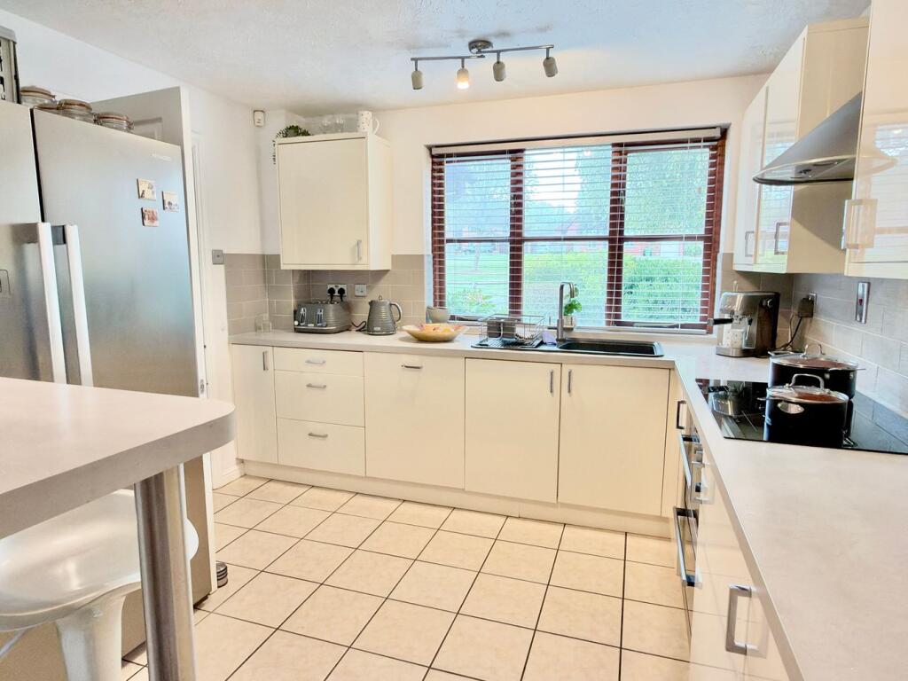 Courtney Close, Tewkesbury, GL20 photo 3