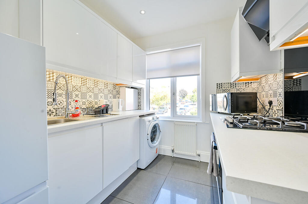 Apartment in New Malden, Motspur Park - View 4