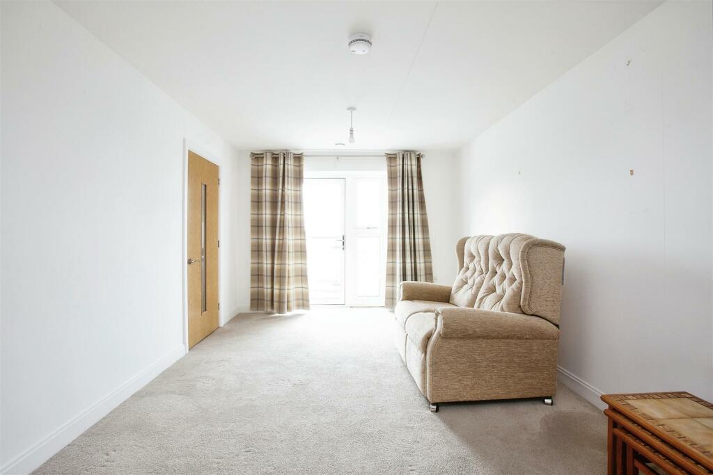 Sewardstone Road, Waltham Abbey photo 4