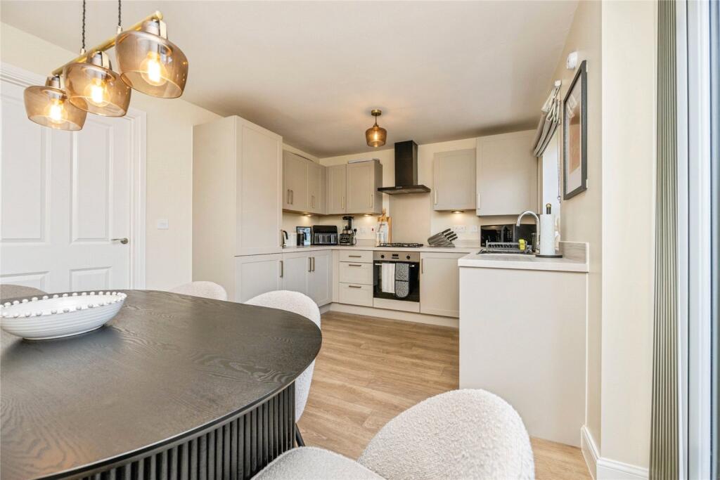 Axminster Drive, Stourport-on-Severn, Worcestershire, DY13 - Więcej