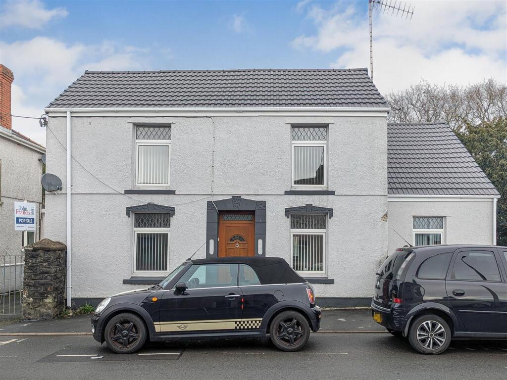 4-bed detached on Llwynhendy Road, Llanelli, £190,000